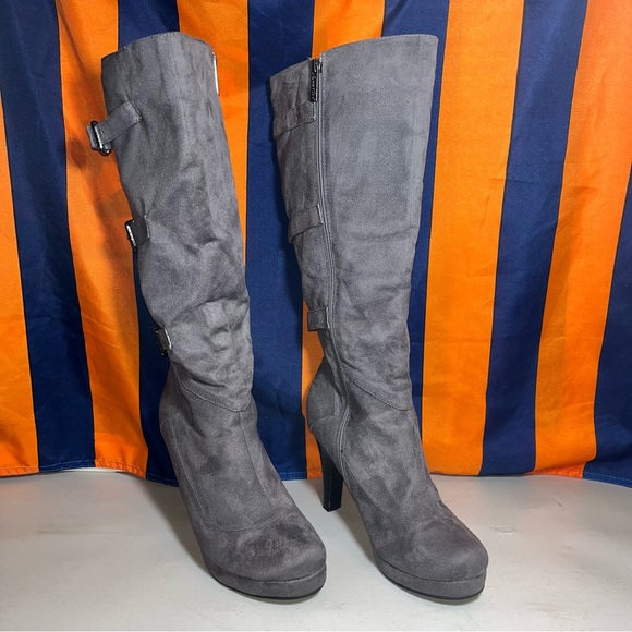 2 Lips Too Women's Too Vampy heel Boot size 9 gray color faux suede side zip - Picture 2 of 7